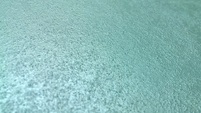 Очень прочная декоративная краска для стен. В качестве наполнителя используются различные природные элементы, включая молотый мрамор и обработанный кварцевый песок, что в совокупности с серебрянной слюдой создает перламутровый эффект. 